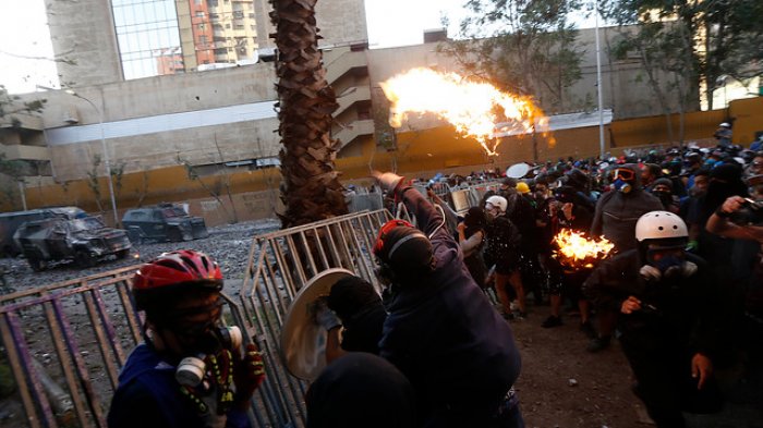 Decretan prisión preventiva para 28 detenidos por desórdenes en Plaza Italia