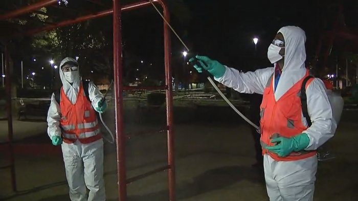 Limpian plazas y paraderos en Viña del Mar para tratar de evitar el contagio