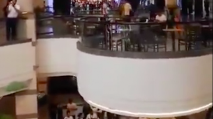 Trabajadores de Costanera Center, Parque Arauco y Alto Las Condes protestan pidiendo que cierren los malls