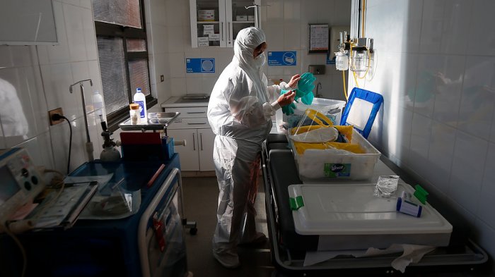 Estudio: Nuevo coronavirus puede persistir en el aire durante horas y en superficies por días