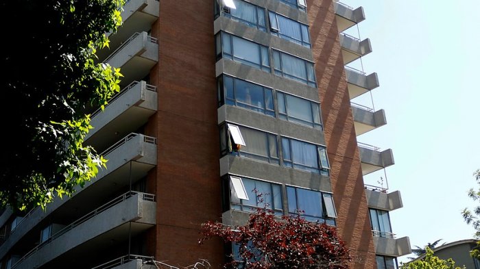 Alcohol gel en conserjería y turnos para el ascensor: Las medidas que han tomado los edificios ante el COVID-19