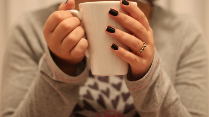 ¿Sirve tomar líquidos calientes? Infectólogo verificó qué medidas realmente previenen el coronavirus