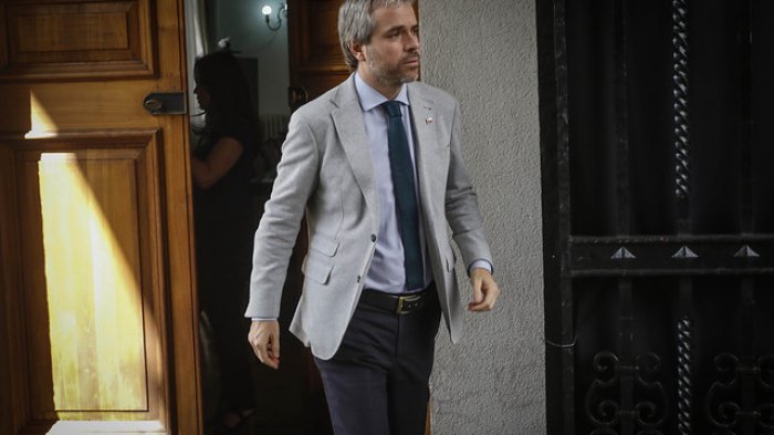 Frente Amplio decide suspender acusación constitucional contra Blumel por escenario sanitario