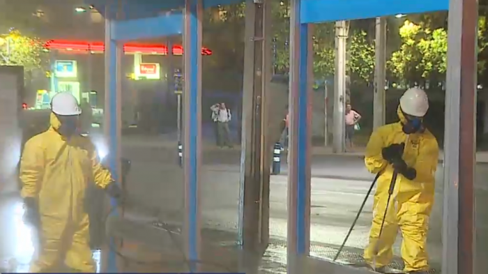 Las Condes se suma a la limpieza de calles y paraderos por el coronavirus