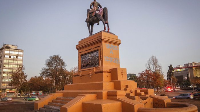Limpian monumento a Baquedano y rayados en Plaza Italia durante la noche de este jueves