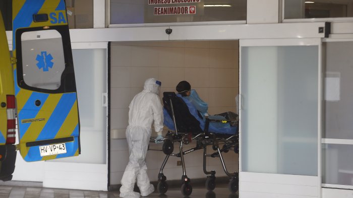 Estudiantes de Medicina UC paralizan apoyo de labores por coronavirus: Denuncian falta de garantías