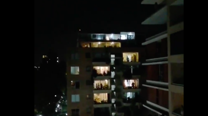 Homenaje a quienes combaten el coronavirus: Así aplaudieron desde los balcones de Santiago al personal de salud