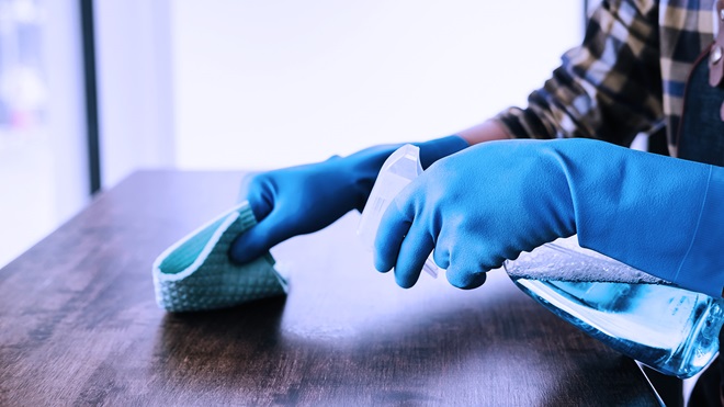 Coronavirus: Paso a paso para limpiar (y desinfectar) superficies, ropa y muebles