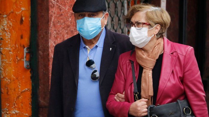 Adultos mayores y coronavirus: Cómo mantenerlos en casa sin perder contacto familiar