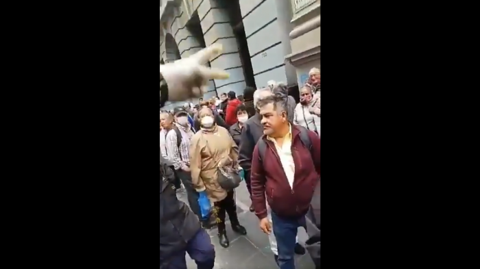 “¡Son 2 metros de distancia!”: Chofer de trolebús pidió respetar medida por coronavirus y le respondieron con gritos