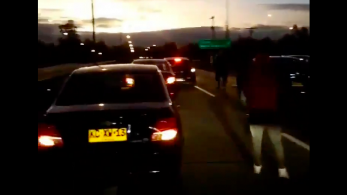 “No queremos visitas”: Colectiveros de San Antonio bloquean autopista para impedir que vehículos vayan a la costa