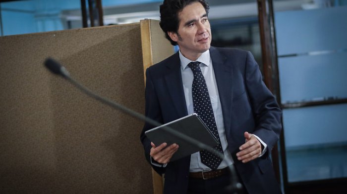 Ministro de Hacienda pidió al gabinete bajarse el sueldo en un 30%