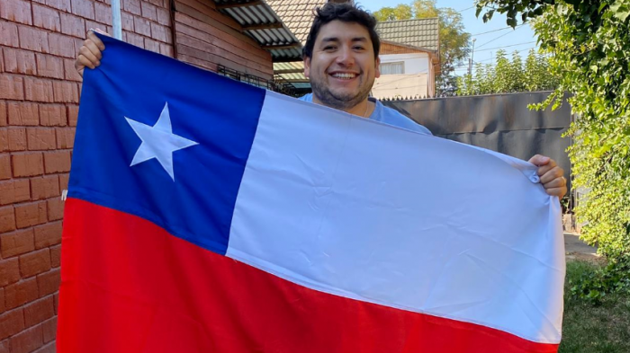 Concejal llama a personas en cuarentena a izar una bandera de Chile para generar conciencia
