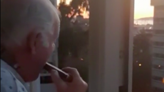 Anciano con Alzheimer toca la armónica en cuarentena y cree que los aplausos desde los balcones son para él