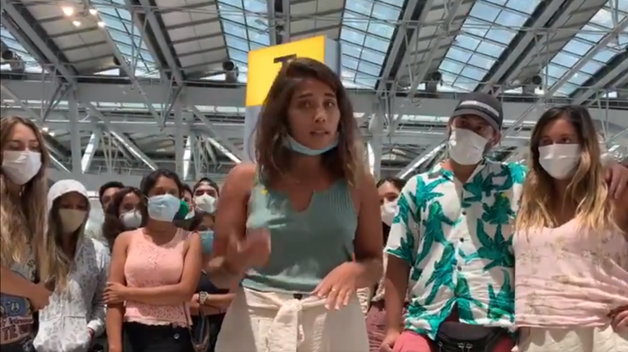 Varados, sin respuestas ni dinero: El llamado de auxilio de los chilenos que no pueden regresar al país