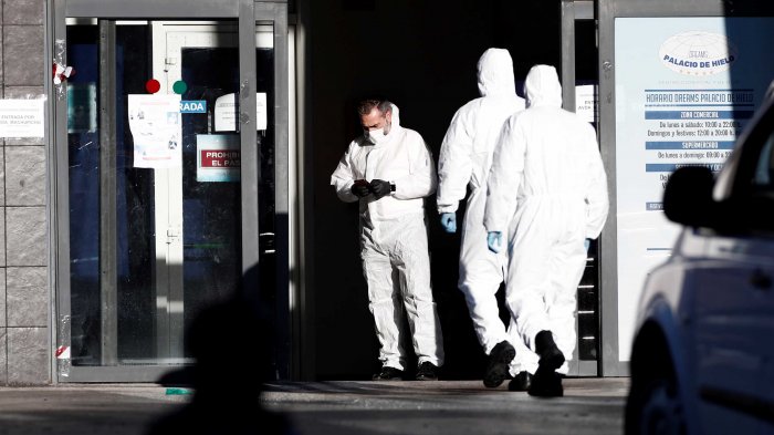 Madrid está utilizando una pista de hielo como morgue para muertos por COVID-19