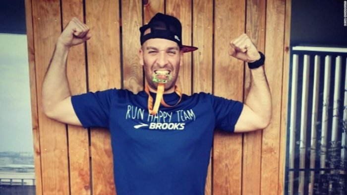 Hombre en cuarentena corrió una maratón de 42 kilómetros en su balcón