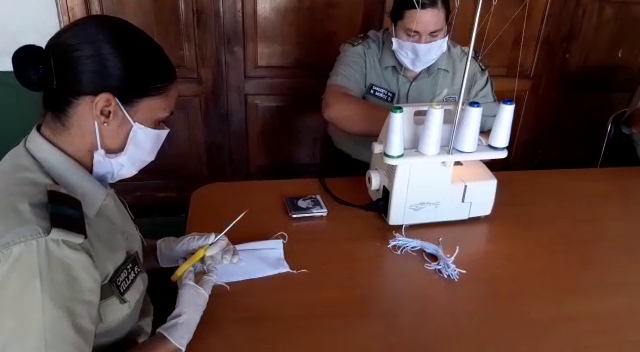 Carabineros confeccionan mascarillas para prevenir el contagio de coronavirus