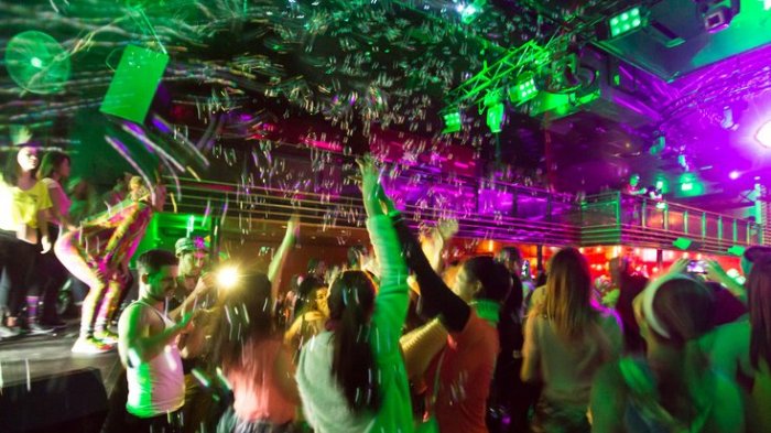 Joven estadounidense dio positivo luego de asistir a la 