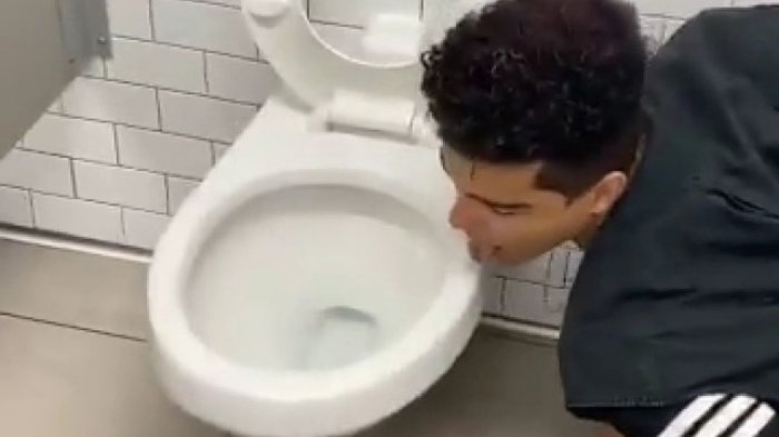 Joven que se grabó lamiendo un inodoro estaría en el hospital tras contagiarse de coronavirus