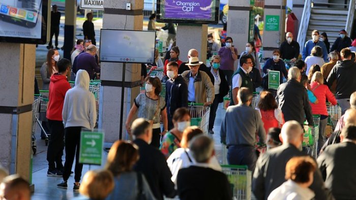Cuadras de gente esperando: Largas filas en supermercados a horas de la cuarentena total en Santiago