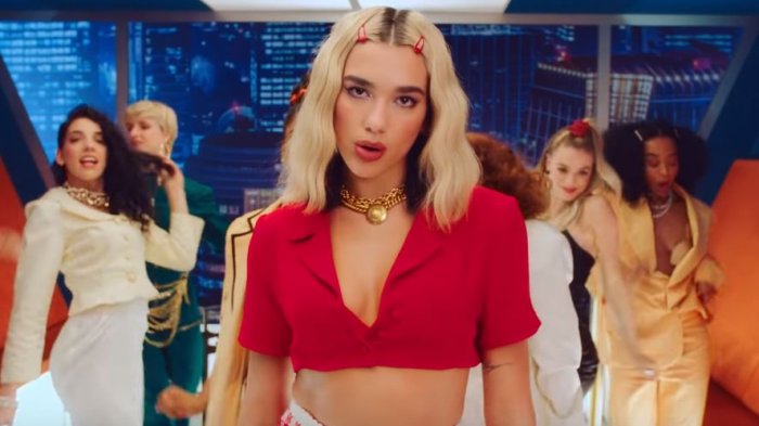 Con el video del hit 