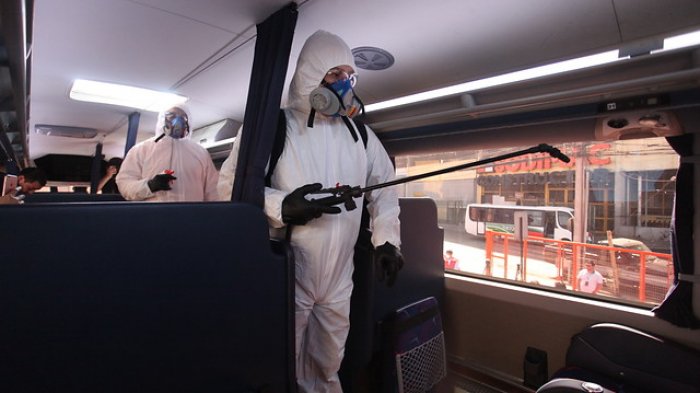 Con una máquina “única en Sudamérica” sanitizan el terminal Sur de Santiago