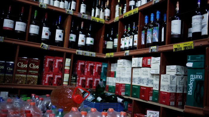 Botillerías no podrán abrir en comunas con cuarentena: 