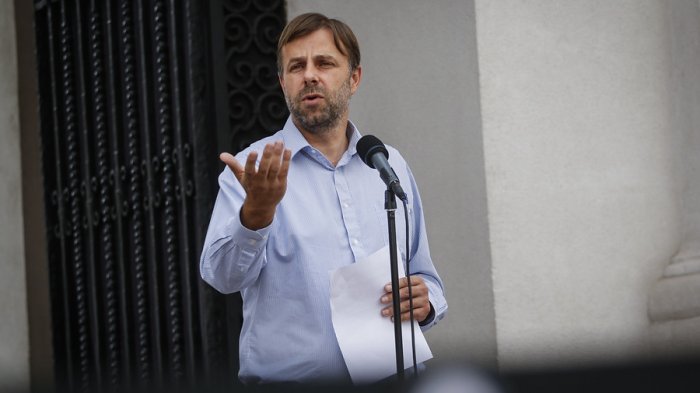 Alcalde de Puente Alto confirma brote de coronavirus en hogar de ancianos y llama a decretar cuarentena en toda la RM