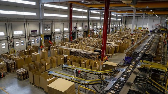 Trabajadores de Amazon acusan a la empresa de no cerrar sucursal pese a confirmación de contagio de COVID-19