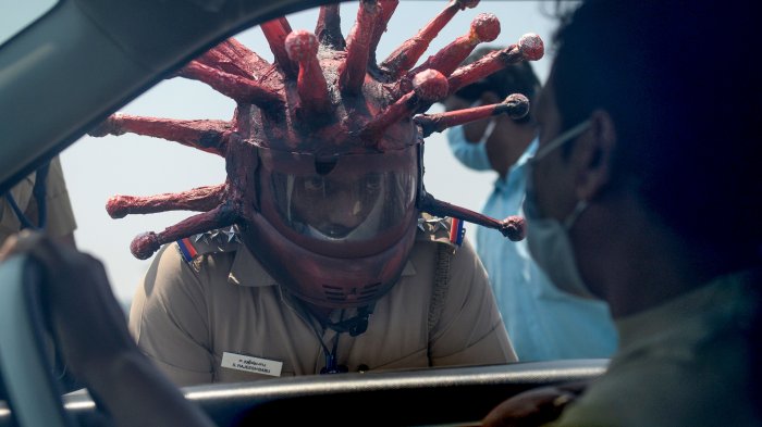 Policía se viste de coronavirus para que la gente se vaya a su casa de una buena vez