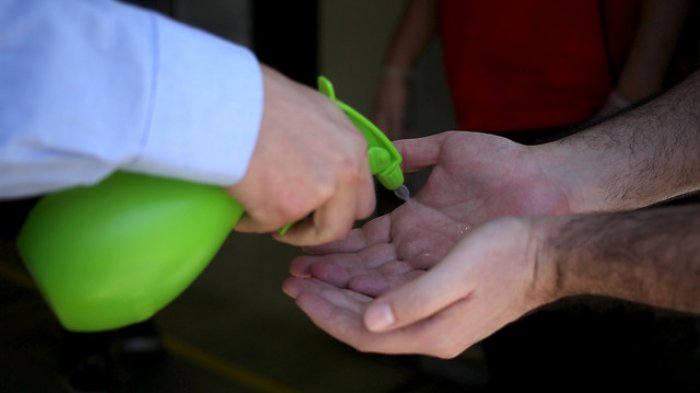 Según encuesta aplicada en 14 países: Chilenos dan poca importancia a lavarse las manos y a evitar espacios públicos