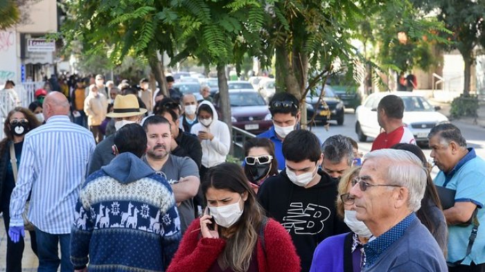 Reportan grandes filas para pagar el permiso de circulación en varias comunas de Chile