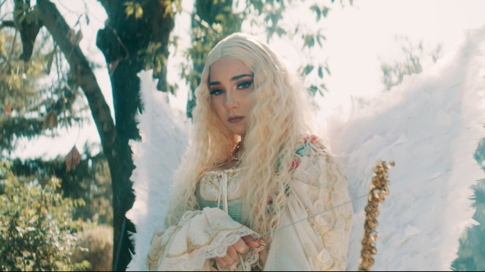 Princesa Alba se transforma en una traviesa Cupido en el videoclip de 