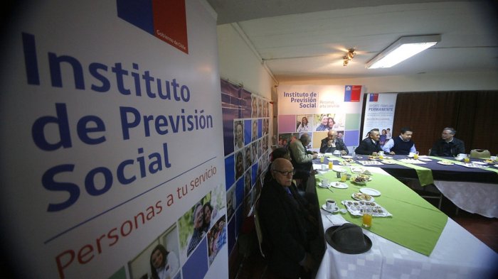 IPS anuncia que pago de pensiones se hará a través de CuentaRUT y se adelantarán depósitos de abril