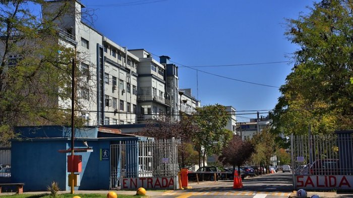 Denuncian despidos de 200 funcionarios en Hospital Clínico U. de Chile: Desde el recinto explicaron la situación