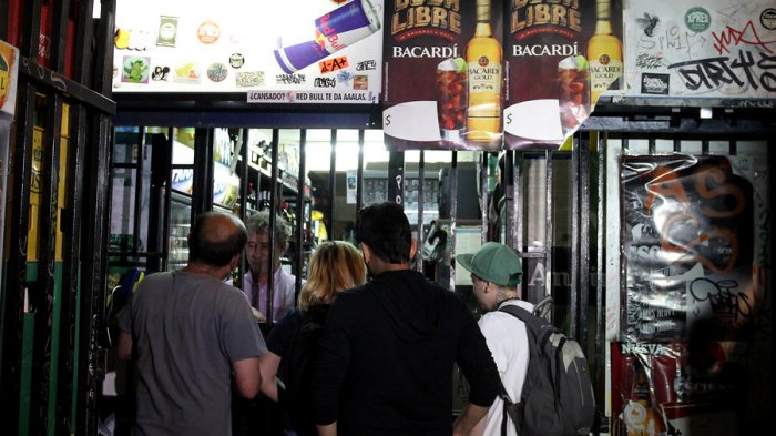 Botillerías presentan recurso de protección contra alcaldes por cierres durante cuarentena