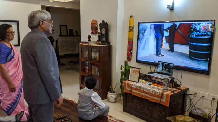 Familia vio a su hijo casarse por videollamada a más de 13 mil kilómetros de distancia