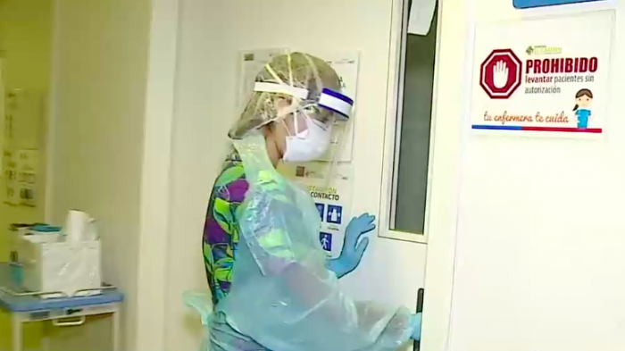 Entre temores y tensión: Así combate el coronavirus la “primera línea” de la salud en el Hospital El Carmen