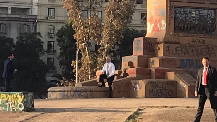 “Inexplicable acción”: J.A. Kast, políticos y famosos critican duramente a Piñera por su foto en Plaza Italia
