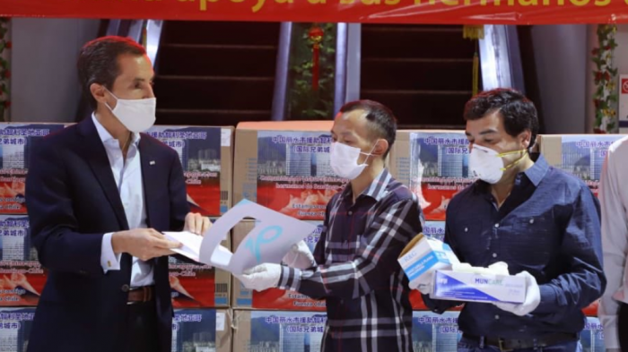 Comunidad china donó 100 mil mascarillas a Santiago para repartir entre vecinos y unidades de Carabineros