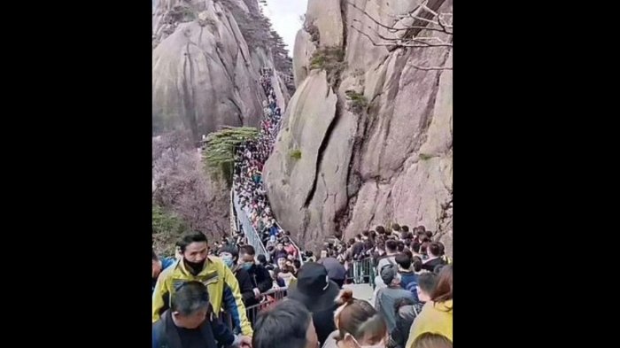 20 mil personas llegaron hasta una montaña en China tras ser reabierta en medio de la pandemia