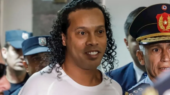 Ronaldinho y su hermano pagaron millonaria fianza para cumplir arresto domiciliario en Paraguay