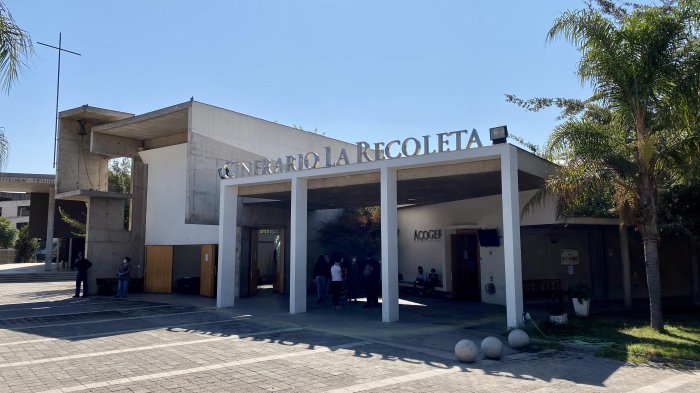 Máximo 20 personas y sin fotos ni flores: Los solitarios funerales de los muertos por COVID-19