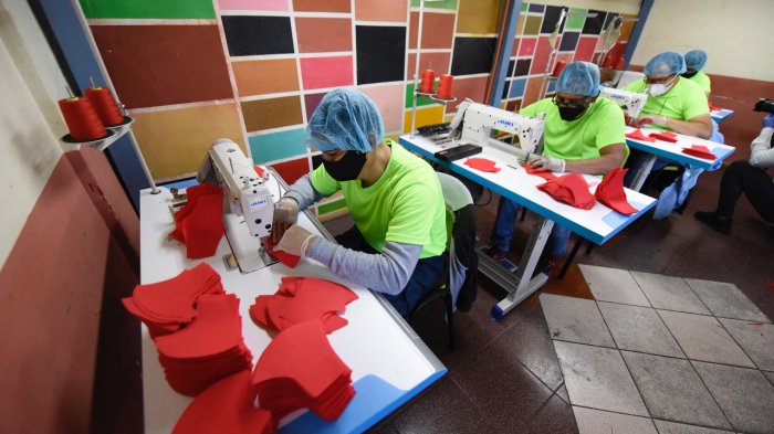 Internos de Valparaíso y la Ex Penitenciaria han producido 2.500 mascarillas para distribuir en otros penales