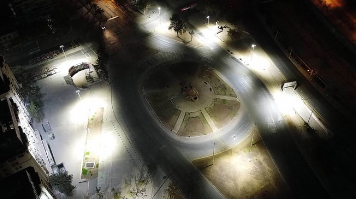 Plaza Italia estrena nueva luminaria tras permanecer a oscuras casi seis meses