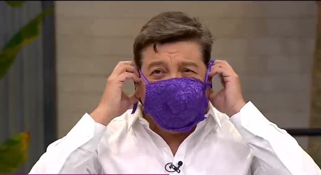 J.C. Rodríguez hizo reír a Chile con un tutorial para diseñar su propia mascarilla con un trozo de tela y un sostén