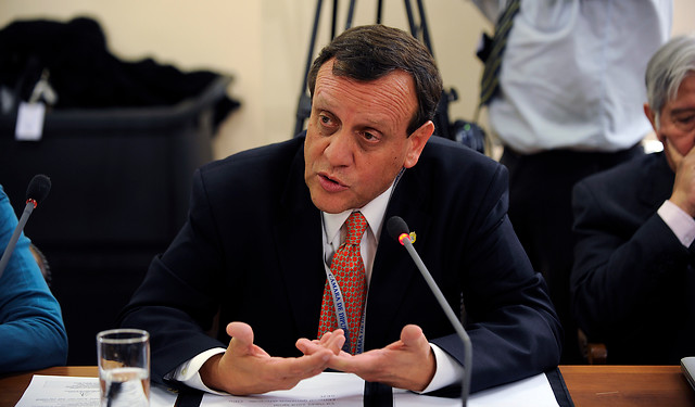 Rector UC rechazó dichos de profesor de Derecho que sugirió a alumnos trabajar para pagarse el Internet