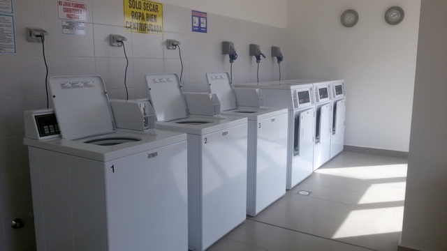 La ropa sucia hoy más que nunca se lava (aunque no siempre en casa)