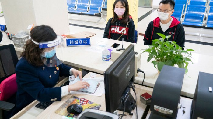 Wuhan experimenta aumento de matrimonios tras levantamiento de cuarentenas por coronavirus